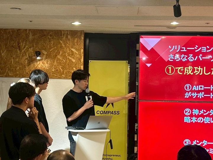 最終発表でピッチする受講生