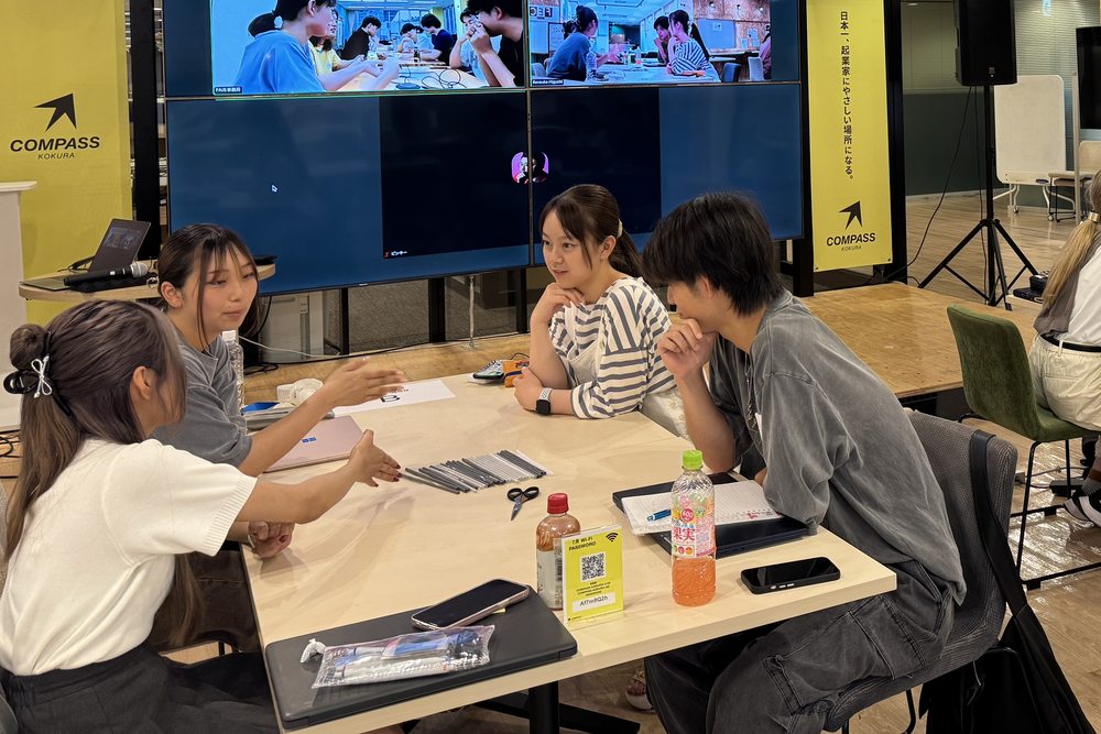 COMPASS小倉で真剣に議論する第1期のグループワーク